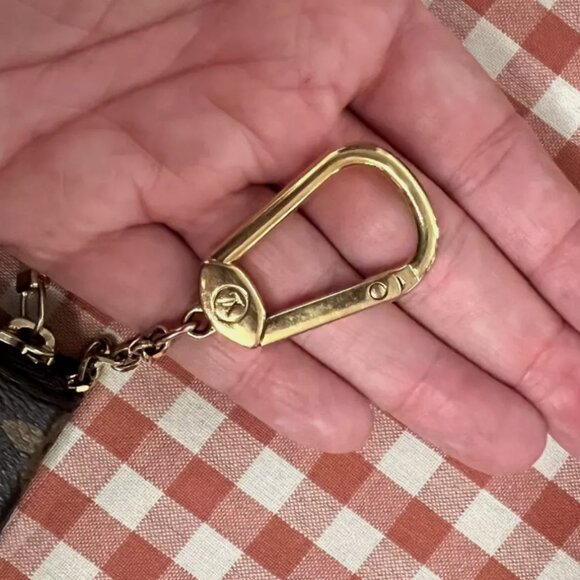 Louis Vuitton 2018 LV Monogram Key Holder - Picture 12 of 12